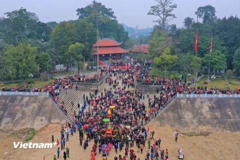 Đền Mẫu Đông Cuông từ lâu đã trở thành điểm du lịch tâm linh nổi tiếng, thu hút đông đảo khách du lịch. (Nguồn: Vietnam+)