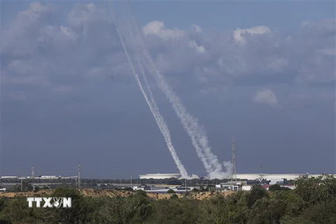 Hệ thống tên lửa phòng không Vòm Sắt tại Ashkelon, Israel được kích hoạt để đánh chặn loạt rocket phóng từ Dải Gaza ngày 7/10. (Ảnh: THX/TTXVN)
