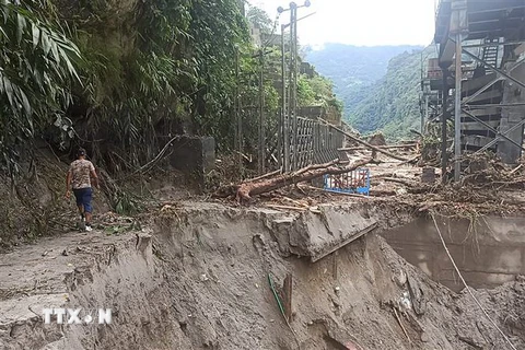 Một tuyến đường bị sạt lở sau trận lũ quét ở bang miền núi Sikkim ngày 5/10. (Ảnh: AFP/TTXVN)