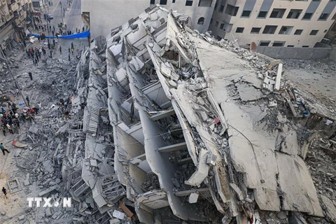 Tòa nhà bị phá hủy sau cuộc oanh tạc của máy bay Israel xuống thành phố Gaza ngày 8/10. (Ảnh: AFP/TTXVN)