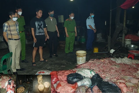 Lực lượng chức năng kiểm tra, bắt giữ số thực phẩm không bảo đảm an toàn vệ sinh thực phẩm tại cơ sở kinh doanh do Trần Duy Đạt làm chủ. (Nguồn: Công an tỉnh Hà Nam)