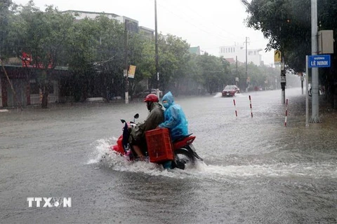 Mưa lớn làm ngập nhiều tuyến đường trung tâm ở Hà Tĩnh vào ngày 8/10. (Nguồn: TTXVN)