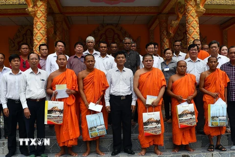 Bí thư Tỉnh ủy Lâm Văn Mẫn cùng đoàn cán bộ của tỉnh tặng quà và chúc mừng Lễ Sene Dolta năm 2023 tại 5 điểm chùa Phật giáo Nam tông Khmer trên địa bàn huyện Long Phú, tỉnh Sóc Trăng. (Ảnh Tuấn Phi/TTXVN)