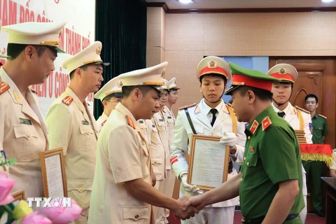 Thiếu tướng Nguyễn Thanh Tùng, Phó Giám đốc Công an thành phố Hà Nội trao các quyết định bổ nhiệm. (Ảnh: TTXVN phát)