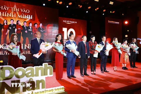 Lãnh đạo Ủy ban Nhân dân Thành phố Hồ Chí Minh tặng hoa cho các doanh nhân tại chương trình. (Ảnh: Hồng Giang/TTXVN)