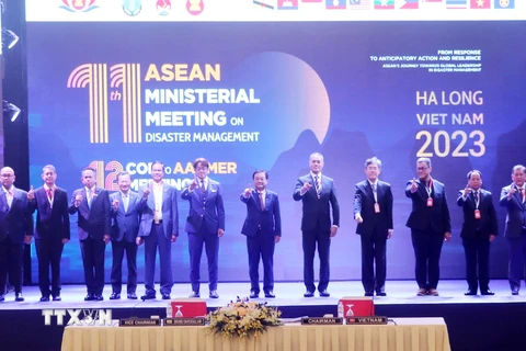 Các Bộ trưởng, Thứ trưởng các nước thành viên ASEAN chụp ảnh lưu niệm tại Hội nghị. (Ảnh: Văn Đức/TTXVN)