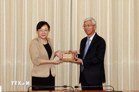 Phó Chủ tịch UBND Thành phố Hồ Chí Minh Võ Văn Hoan tặng quà đối ngoại cho bà Trương Quốc Trí, Phó Thị trưởng thành phố Trùng Khánh của Trung Quốc. (Ảnh: Xuân Khu/TTXVN)