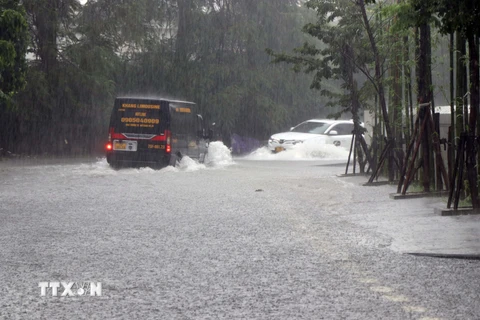 Mưa lớn gây ngập nhiều tuyến đường ở thành phố Huế. (Ảnh: Đỗ Trưởng/TTXVN)