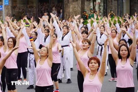 Chương trình đồng diễn thể dục Aerobic được đông đảo hội viên phụ nữ hưởng ứng. (Ảnh: Thu Hương/TTXVN)