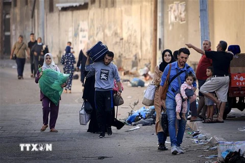 Người dân di dời khỏi thành phố Gaza nhằm tránh xung đột giữa quân đội Israel và phong trào Hamas, ngày 13/10. (Ảnh: THX/TTXVN)