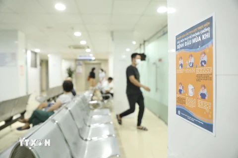 Thông điệp phòng, chống dịch bệnh đậu mùa khỉ được dán tại một bệnh viện. (Ảnh: Minh Quyết/TTXVN)