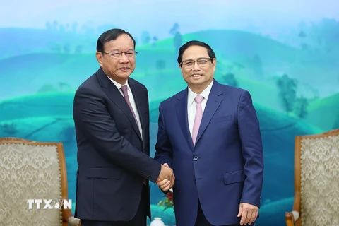 Thủ tướng Phạm Minh Chính tiếp Trưởng Ban Đối ngoại Trung ương Đảng Nhân dân Campuchia Prak Sokhonn. (Ảnh: Dương Giang/TTXVN)