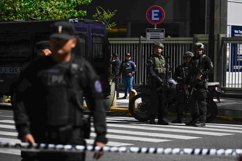 Cảnh sát đứng bên ngoài Đại sứ quán Israel tại Argentina sau khi có thông tin đe dọa đánh bom. (Nguồn: Getty Images)