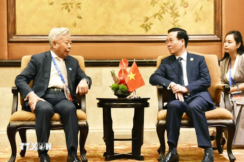 Chủ tịch nước Võ Văn Thưởng tiếp Chủ tịch AIIB Kim Lập Quần. (Ảnh: Tiến Trung/TTXVN)