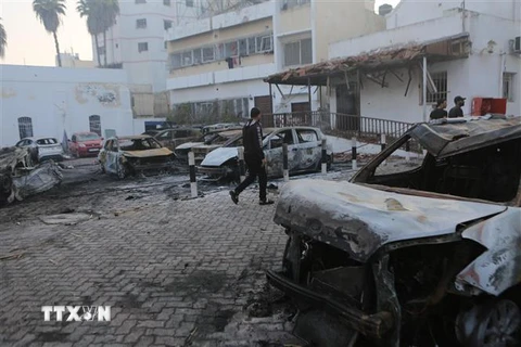 Cảnh tàn phá sau vụ không kích của Israel vào bệnh viện Al-Ahli ở Dải Gaza, ngày 18/10. (Ảnh: THX/TTXVN)