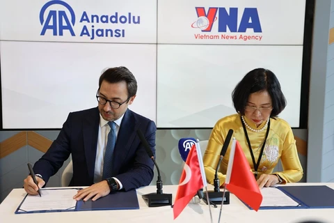 Tổng Giám đốc TTXVN Vũ Việt Trang và Chủ tịch kiêm Giám đốc Điều hành hãng ANADOLU (Thổ Nhĩ Kỳ) ký lại Thỏa thuận Hợp tác Nghiệp vụ giai đoạn mới. (Ảnh: Ngọc Anh/TTXVN)