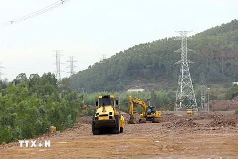 Thi công Tuyến Cao tốc Quy Nhơn-Chí Thạnh. (Ảnh: Huy Hùng/TTXVN)