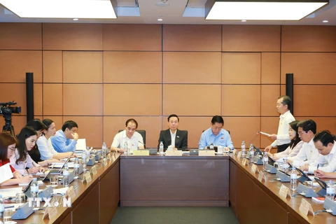 Đoàn Đại biểu Quốc hội thành phố Đà Nẵng và các tỉnh Tuyên Quang, Tây Ninh, Sơn La thảo luận tại tổ. (Ảnh: Phương Hoa/TTXVN)