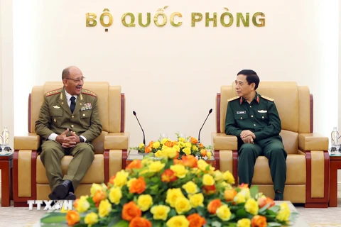 Bộ trưởng Bộ Quốc phòng Phan Văn Giang tiếp Thượng tướng Roberto Legrá Sotolongo. (Ảnh: An Đăng/TTXVN)