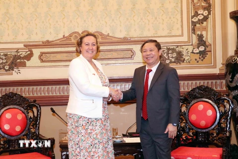 Ông Dương Anh Đức, Phó Chủ tịch Ủy ban Nhân dân Thành phố Hồ Chí Minh tiếp bà Anne-Marie Trevelyan, Quốc vụ khanh Bộ Ngoại giao Anh. (Ảnh: Xuân Khu/TTXVN)