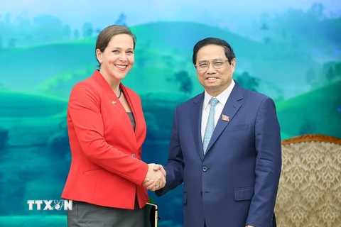 Thủ tướng Phạm Minh Chính tiếp bà Emily Blanchard, Kinh tế trưởng, Thứ trưởng Bộ Ngoại giao Hoa Kỳ. (Ảnh: Dương Giang/TTXVN)