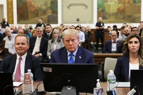 Cựu Tổng thống Mỹ Donald Trump (giữa, hàng đầu) tại phiên xét xử của Tòa án quận Manhattan, bang New York (Mỹ), ngày 2/10/2023. (Ảnh: USA Today/TTXVN)