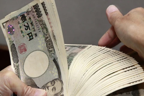 Kiểm tiền mệnh giá 10.000 yen tại Tokyo, Nhật Bản. (Ảnh: AFP/TTXVN)