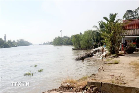 Sạt lở bờ sông ở Đồng bằng sông Cửu Long. (Nguồn: TTXVN)