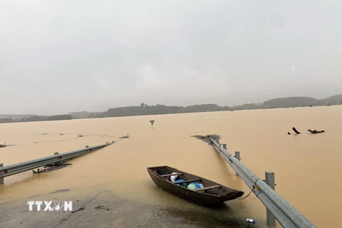 Nước lũ dâng cao gây ngập úng một tuyến đường tại xã Phúc Đồng, huyện Hương Khê, tỉnh Hà Tĩnh. (Ảnh: Hữu Quyết/TTXVN)