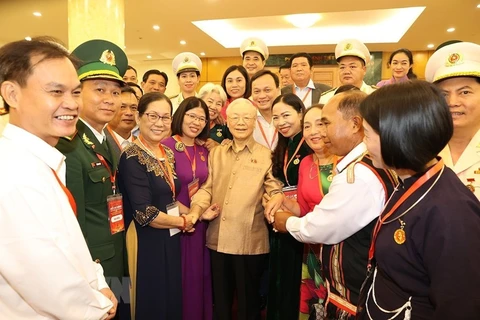 Tổng Bí thư Nguyễn Phú Trọng với đại biểu điển hình tiêu biểu toàn quốc. (Ảnh: Trí Dũng/TTXVN)