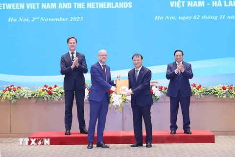 Thủ tướng Phạm Minh Chính và Thủ tướng Hà Lan Mark Rutte chứng kiến lễ trao quyết định viện trợ không hoàn lại của Hà Lan cho chương trình Thúc đẩy xuất khẩu sang thị trường EU thông qua nền tảng thương mại điện tử dành cho doanh nghiệp do phụ nữ làm chủ 