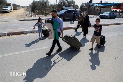 Người dân sơ tán khỏi Gaza qua cửa khẩu Rafah để vào Ai Cập, ngày 1/11/2023. (Ảnh: THX/TTXVN)
