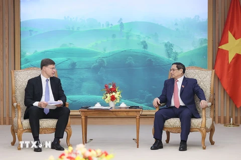 Thủ tướng Phạm Minh Chính tiếp Phó Chủ tịch Ủy ban châu Âu (EC) kiêm Cao ủy Thương mại Valdis Dombrovski. (Ảnh: Dương Giang/TTXVN)