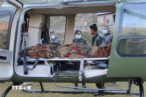 Binh sỹ quân đội Nepal chuyển người bị thương trong trận động đất tại Jajarkot, ngày 4/11. (Ảnh: THX/TTXVN)