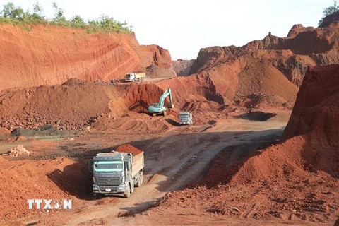 Máy móc, phương tiện đào đất trên Cao tốc Phan Thiết-Dầu Giây ở Đồng Nai. (Ảnh: Công Phong/TTXVN)