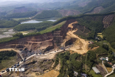 Toàn cảnh đoàn xe vận chuyển rầm rộ trong khu vực mỏ khai thác đất sét làm vật liệu ximăng của Công ty Thành Thắng. (Ảnh: Trọng Đạt/TTXVN)