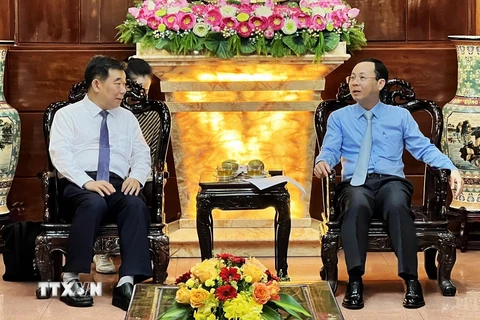 Bí thư Thành ủy Cần Thơ Nguyễn Văn Hiếu (phải) tiếp ông Shin Choong Il, tân Tổng Lãnh sự Hàn Quốc tại Thành phố Hồ Chí Minh. (Ảnh: Ánh Tuyết/TTXVN)