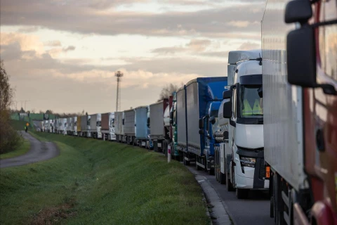 Xe tải xếp hàng trên đường cao tốc khi các chủ công ty vận tải Ba Lan chặn lối vào cửa khẩu biên giới Ba Lan-Ukraine ở Dorohusk, Ba Lan vào ngày 6/11. (Ảnh: AFP)