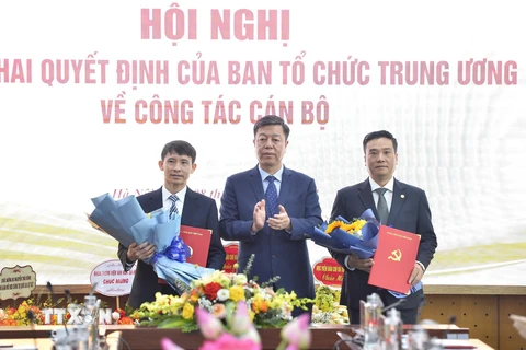 PGS.TS. Vũ Trọng Lâm, Giám đốc-Tổng Biên Nhà Xuất bản Chính trị Quốc gia Sự thật trao Quyết định bổ nhiệm các chức danh Phó Giám đốc, Phó Giám đốc-Phó Tổng Biên tập Nhà Xuất bản Chính trị Quốc gia Sự thật. (Ảnh: Minh Đức/TTXVN)