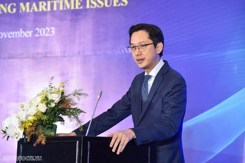 Thứ trưởng Ngoại giao Đỗ Hùng Việt phát biểu khai mạc hội thảo. (Nguồn: Báo Quốc tế)