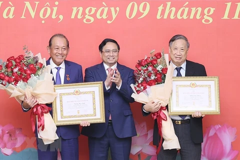 Thủ tướng Phạm Minh Chính chúc mừng ông Trương Hòa Bình và ông Phạm Gia Khiêm. (Ảnh: Dương Giang/TTXVN)