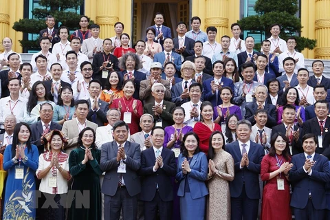 Chủ tịch nước Võ Văn Thưởng với các đại biểu tại buổi gặp mặt. (Ảnh: Thống Nhất/TTXVN)