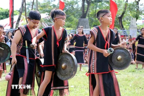 Học sinh ở Kon Tum biểu diễn cồng chiêng kết hợp múa xoang tại các hội diễn ở địa phương. (Ảnh: Khoa Chương/TTXVN)