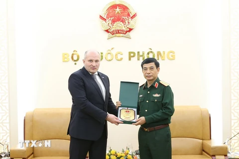 Đại tướng Phan Văn Giang trao quà lưu niệm tặng Thượng tướng Aleksandr Vyacheslavovich Kurenkov. (Ảnh: Hồng Pha/TTXVN phát)