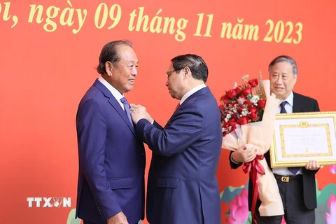 Thủ tướng Phạm Minh Chính trao tặng Huy hiệu 50 năm tuổi Đảng cho ông Trương Hòa Bình, nguyên Ủy viên Bộ Chính trị, nguyên Phó Thủ tướng Thường trực Chính phủ. (Ảnh: Dương Giang/TTXVN)