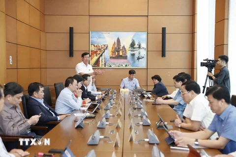 Đoàn Đại biểu Quốc hội các tỉnh Quảng Trị, Phú Thọ và Bình Dương thảo luận ở tổ. (Ảnh: Doãn Tấn/TTXVN)