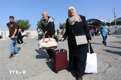 Người dân chuẩn bị rời khỏi Gaza qua Cửa khẩu Rafah. (Ảnh: THX/TTXVN)