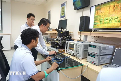Phòng Thí nghiệm Vi mạch và Hệ thống Cao tần có hệ thống thiết bị hiện đại và đồng bộ, đáp ứng yêu cầu nghiên cứu thực hiện thiết kế các vi mạch tần số cao. (Ảnh: Thu Hoài/TTXVN)