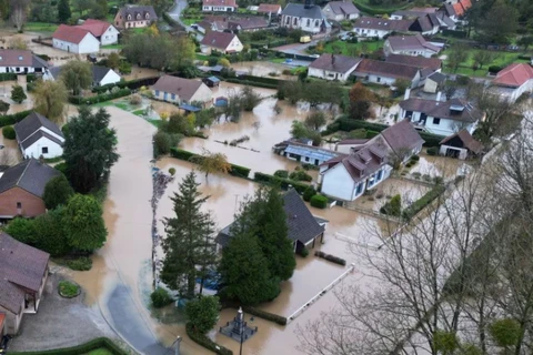 Nhà cửa và đất canh tác bị ngập do mưa lớn kéo dài. (Nguồn: Reuters)