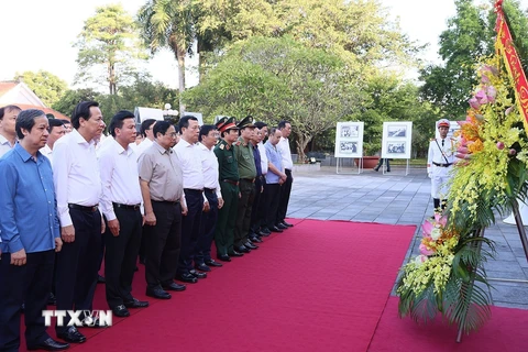 Trong chuyến thăm và làm việc tại Thanh Hóa sáng 11/11, Thủ tướng Phạm Minh Chính và Đoàn Công tác đến dâng hương, hoa tại Khu Văn hóa Tưởng niệm Bác Hồ. (Ảnh: Dương Giang/TTXVN)
